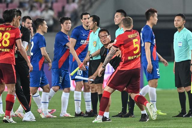 传承！赛后19岁亚马尔找到39岁梅西，两人拥抱致意